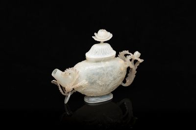 Théière sculptée en jade blanc à décor floral de style moghole, Chine, 18/19ème