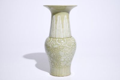 Théodore DECK (1823-1891), attr. à, un vase chinoiserie céladon de forme yenyen, France, 19ème