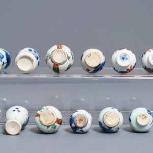 Thirteen Chinese blue and white and famille verte miniature vases, Kangxi and later — 照片 4