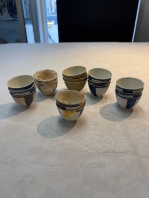 Thirteen Chinese blue and white 'Hatcher Cargo' cups and three celadon-glazed cups, Transitional period — 照片 1