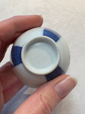 Thirteen Chinese blue and white 'Hatcher Cargo' cups and three celadon-glazed cups, Transitional period — 照片 11