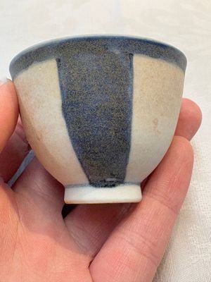 Thirteen Chinese blue and white 'Hatcher Cargo' cups and three celadon-glazed cups, Transitional period — 照片 12