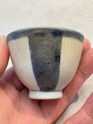 Thirteen Chinese blue and white 'Hatcher Cargo' cups and three celadon-glazed cups, Transitional period — 照片 13