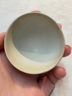 Thirteen Chinese blue and white 'Hatcher Cargo' cups and three celadon-glazed cups, Transitional period — 照片 15