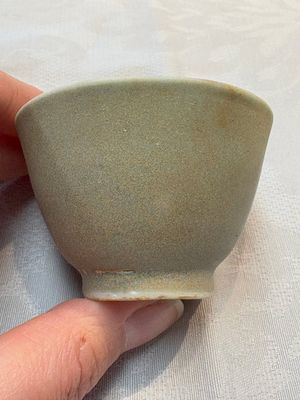 Thirteen Chinese blue and white 'Hatcher Cargo' cups and three celadon-glazed cups, Transitional period — 照片 19