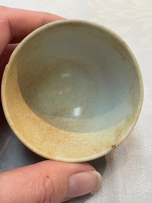 Thirteen Chinese blue and white 'Hatcher Cargo' cups and three celadon-glazed cups, Transitional period — 照片 20