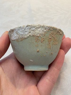 Thirteen Chinese blue and white 'Hatcher Cargo' cups and three celadon-glazed cups, Transitional period — 照片 22