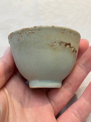 Thirteen Chinese blue and white 'Hatcher Cargo' cups and three celadon-glazed cups, Transitional period — 照片 23