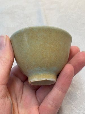 Thirteen Chinese blue and white 'Hatcher Cargo' cups and three celadon-glazed cups, Transitional period — 照片 29