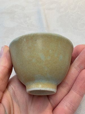 Thirteen Chinese blue and white 'Hatcher Cargo' cups and three celadon-glazed cups, Transitional period — 照片 30