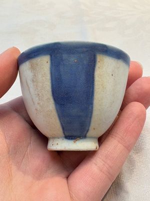 Thirteen Chinese blue and white 'Hatcher Cargo' cups and three celadon-glazed cups, Transitional period — 照片 33