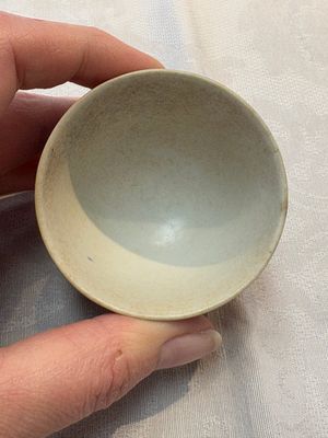 Thirteen Chinese blue and white 'Hatcher Cargo' cups and three celadon-glazed cups, Transitional period — 照片 41