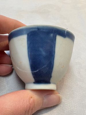 Thirteen Chinese blue and white 'Hatcher Cargo' cups and three celadon-glazed cups, Transitional period — 照片 43