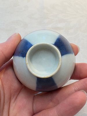 Thirteen Chinese blue and white 'Hatcher Cargo' cups and three celadon-glazed cups, Transitional period — 照片 6