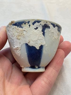 Thirteen Chinese blue and white 'Hatcher Cargo' cups and three celadon-glazed cups, Transitional period — 照片 61