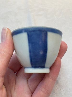 Thirteen Chinese blue and white 'Hatcher Cargo' cups and three celadon-glazed cups, Transitional period — 照片 66