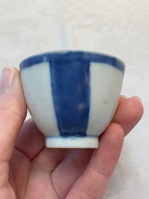 Thirteen Chinese blue and white 'Hatcher Cargo' cups and three celadon-glazed cups, Transitional period — 照片 67