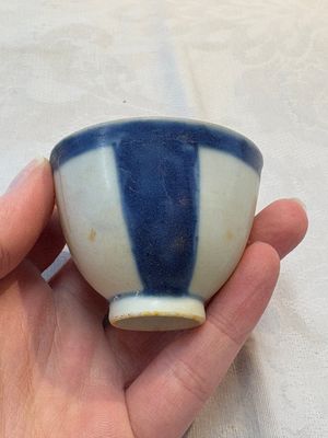 Thirteen Chinese blue and white 'Hatcher Cargo' cups and three celadon-glazed cups, Transitional period — 照片 70