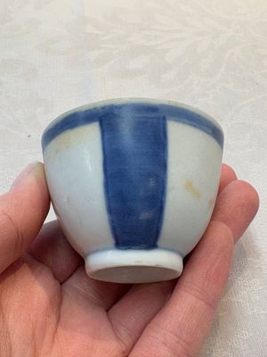 Thirteen Chinese blue and white 'Hatcher Cargo' cups and three celadon-glazed cups, Transitional period — 照片 7