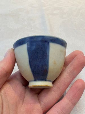 Thirteen Chinese blue and white 'Hatcher Cargo' cups and three celadon-glazed cups, Transitional period — 照片 71