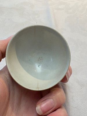 Thirteen Chinese blue and white 'Hatcher Cargo' cups and three celadon-glazed cups, Transitional period — 照片 73