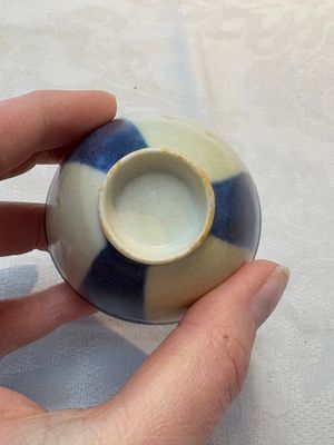 Thirteen Chinese blue and white 'Hatcher Cargo' cups and three celadon-glazed cups, Transitional period — 照片 74