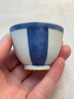 Thirteen Chinese blue and white 'Hatcher Cargo' cups and three celadon-glazed cups, Transitional period — 照片 75