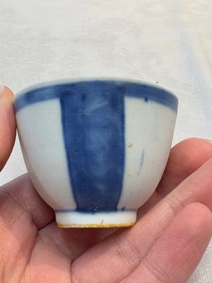 Thirteen Chinese blue and white 'Hatcher Cargo' cups and three celadon-glazed cups, Transitional period — 照片 77