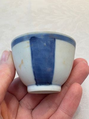 Thirteen Chinese blue and white 'Hatcher Cargo' cups and three celadon-glazed cups, Transitional period — 照片 8