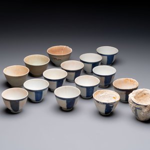 Thirteen Chinese blue and white 'Hatcher Cargo' cups and three celadon-glazed cups, Transitional period — 照片 1