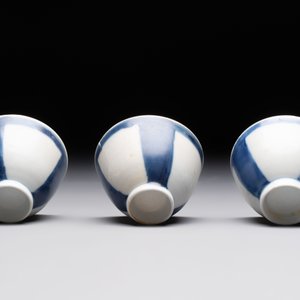 Thirteen Chinese blue and white 'Hatcher Cargo' cups and three celadon-glazed cups, Transitional period — 照片 11