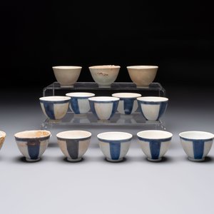 Thirteen Chinese blue and white 'Hatcher Cargo' cups and three celadon-glazed cups, Transitional period — 照片 2