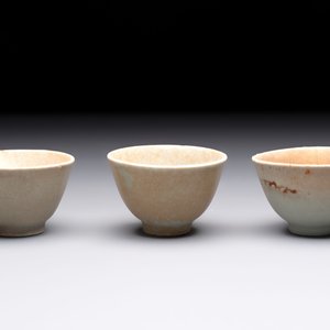 Thirteen Chinese blue and white 'Hatcher Cargo' cups and three celadon-glazed cups, Transitional period — 照片 3