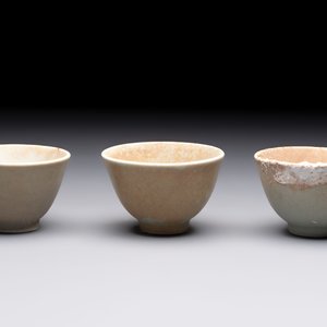 Thirteen Chinese blue and white 'Hatcher Cargo' cups and three celadon-glazed cups, Transitional period — 照片 4