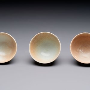 Thirteen Chinese blue and white 'Hatcher Cargo' cups and three celadon-glazed cups, Transitional period — 照片 5