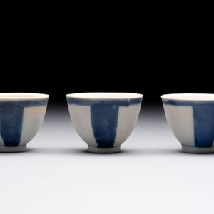 Thirteen Chinese blue and white 'Hatcher Cargo' cups and three celadon-glazed cups, Transitional period — 照片 7