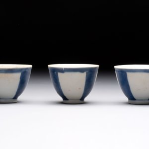 Thirteen Chinese blue and white 'Hatcher Cargo' cups and three celadon-glazed cups, Transitional period — 照片 8