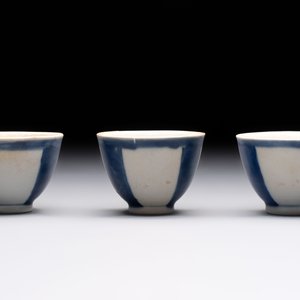 Thirteen Chinese blue and white 'Hatcher Cargo' cups and three celadon-glazed cups, Transitional period — 照片 9