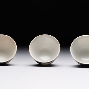 Thirteen Chinese blue and white 'Hatcher Cargo' cups and three celadon-glazed cups, Transitional period — 照片 10