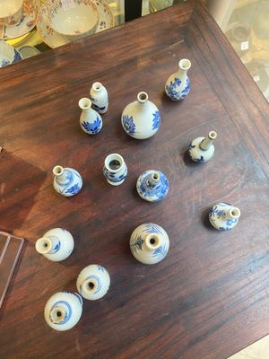 Thirteen Chinese blue and white miniature vases with floral design, Kangxi — 照片 1