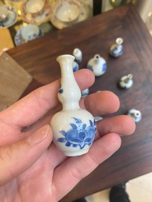 Thirteen Chinese blue and white miniature vases with floral design, Kangxi — 照片 4