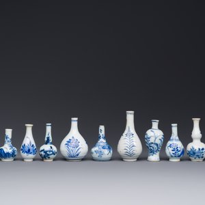 Thirteen Chinese blue and white miniature vases with floral design, Kangxi — 照片 2