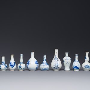 Thirteen Chinese blue and white miniature vases with floral design, Kangxi — 照片 3