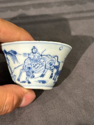 Thirteen Chinese blue and white saucers and twelve cups with figural design, Kangxi/Yongzheng — 照片 12