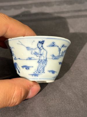 Thirteen Chinese blue and white saucers and twelve cups with figural design, Kangxi/Yongzheng — 照片 14