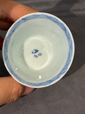 Thirteen Chinese blue and white saucers and twelve cups with figural design, Kangxi/Yongzheng — 照片 15