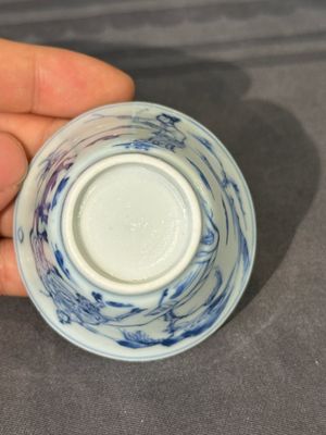 Thirteen Chinese blue and white saucers and twelve cups with figural design, Kangxi/Yongzheng — 照片 16