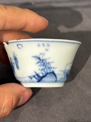 Thirteen Chinese blue and white saucers and twelve cups with figural design, Kangxi/Yongzheng — 照片 18