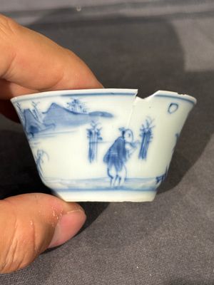 Thirteen Chinese blue and white saucers and twelve cups with figural design, Kangxi/Yongzheng — 照片 19
