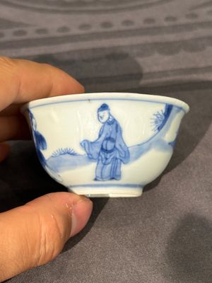 Thirteen Chinese blue and white saucers and twelve cups with figural design, Kangxi/Yongzheng — 照片 25